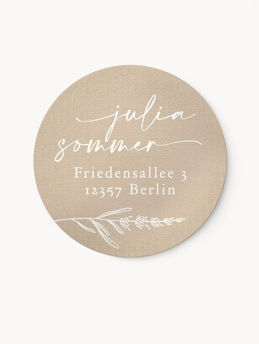 Runder, personalisierter Adressaufkleber mit geschwungener Schrift und einem Lavendelzweig in Beige.